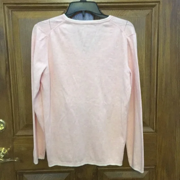 Tommy Hilfiger sweater. - Picture 2 of 5